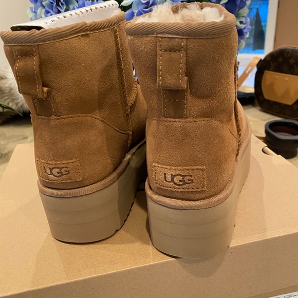 UGG CLASSIC MINI PLATFORM BOOTS NWT NIB Shoes SIZE 9, SHIP SAME DAY! - Picture 3 of 5